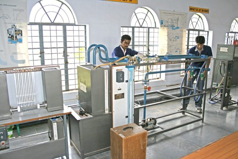 Laboratório de eletrônica com bancadas e equipamentos para formação técnica