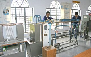 Laboratório de eletrônica com bancadas e equipamentos para formação técnica