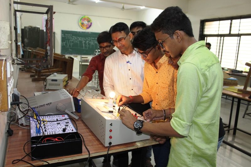 Estudante trabalhando em laboratório de eletrônica durante o curso técnico