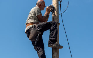 Técnico em eletrotécnica durante atividade prática de instalação elétrica