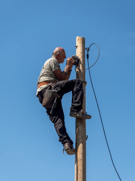 Técnico em eletrotécnica durante atividade prática de instalação elétrica