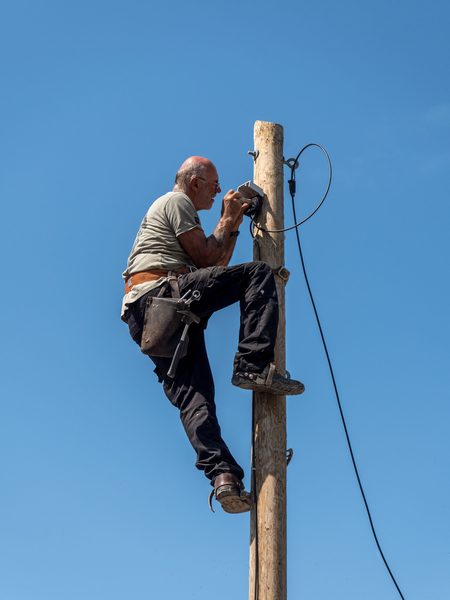 Técnico em eletrotécnica durante atividade prática de instalação elétrica