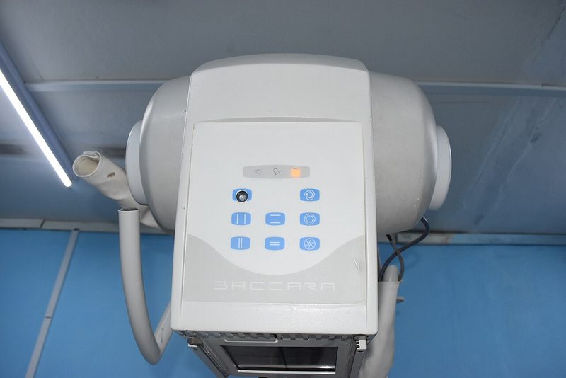 Equipamento de radiologia usado em uma sala de diagnóstico por imagem