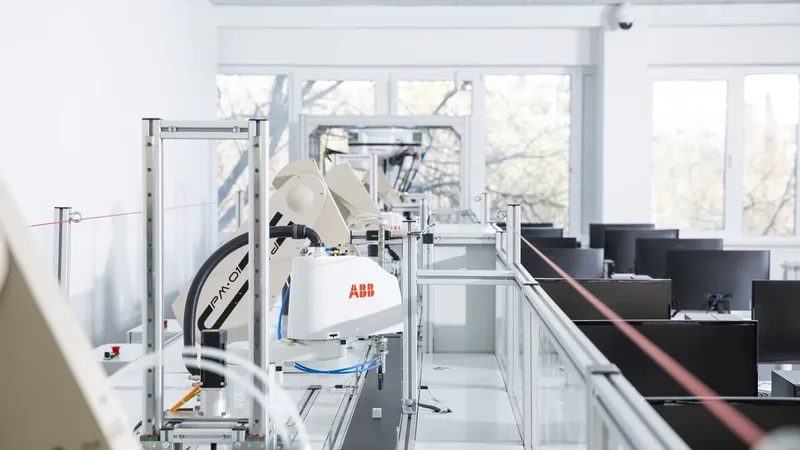 Estudantes de Mecatrônica em laboratório de robótica e manufatura