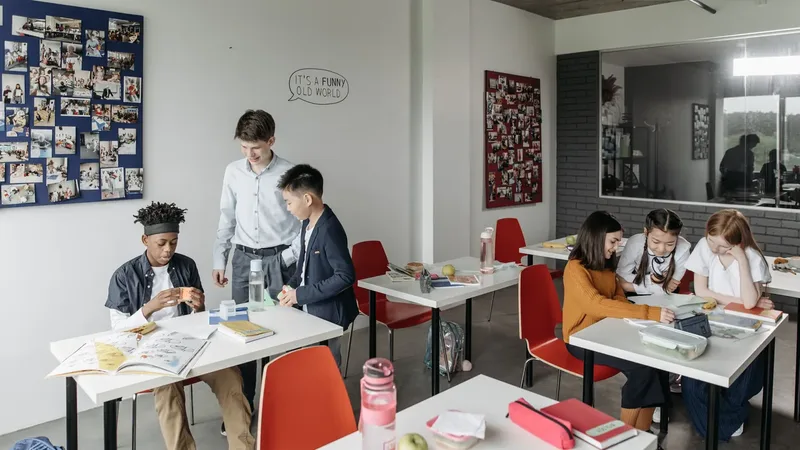 Estudantes em sala de aula durante curso técnico em Administração