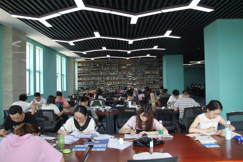 Pessoa estudando para concurso público em biblioteca