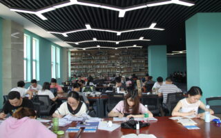 Pessoa estudando para concurso público em biblioteca