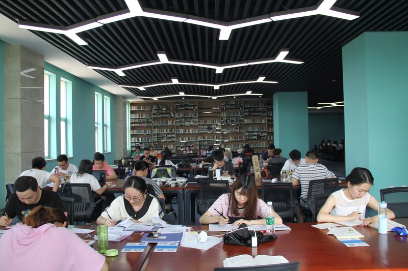 Pessoa estudando para concurso público em biblioteca