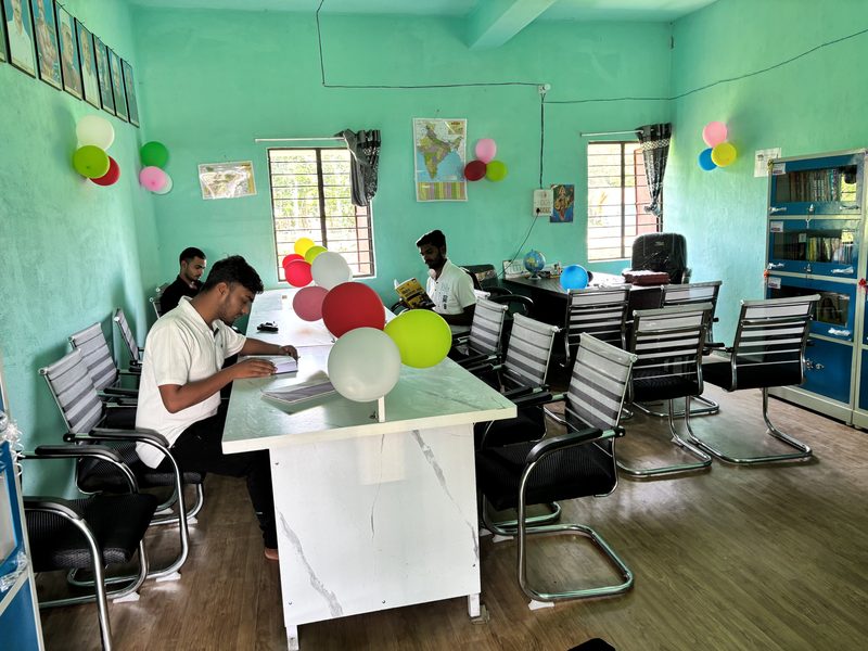 Estudantes lendo e revisando conteúdos para concurso público