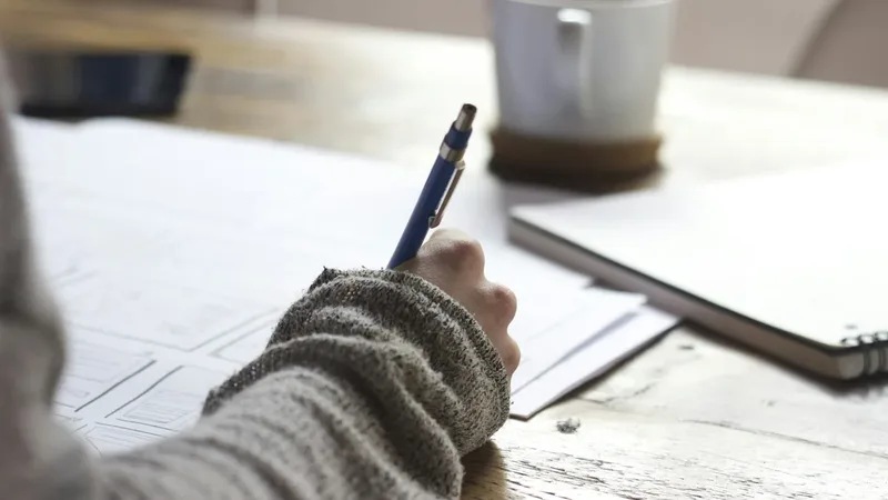 Pessoa estudando para concurso público na área de logística