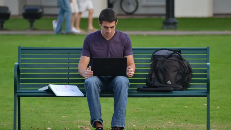 Pessoa estudando logística com caderno e computador para planejar a formação profissional