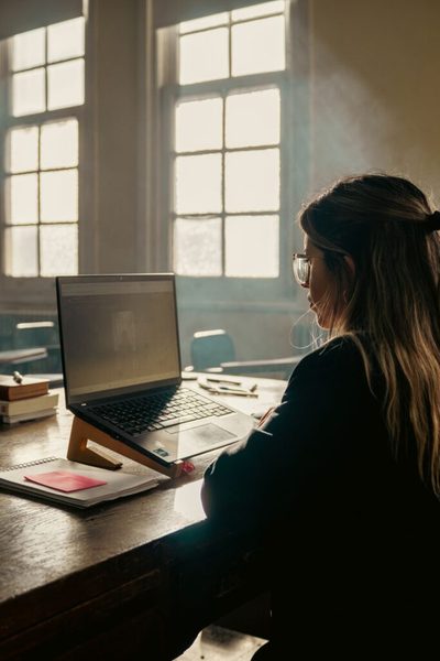 Estudante usando notebook para comparar cursos preparatórios para concursos