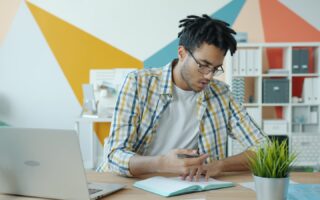 Estudante usando plataforma de questões para concursos no computador