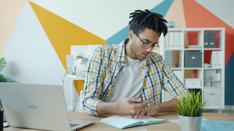 Estudante usando plataforma de questões para concursos no computador