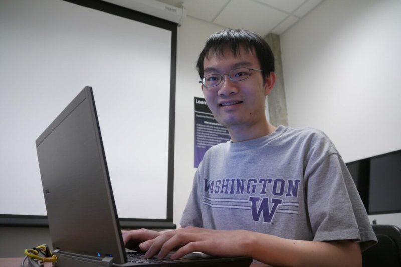 Estudante usa laptop para pesquisar uma faculdade EAD e estudar online