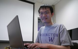 Estudante usa laptop para pesquisar uma faculdade EAD e estudar online