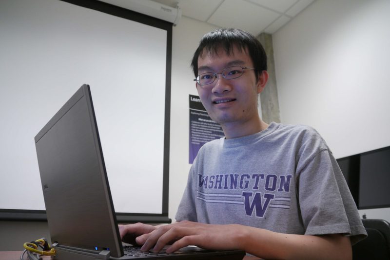 Estudante usa laptop para pesquisar uma faculdade EAD e estudar online