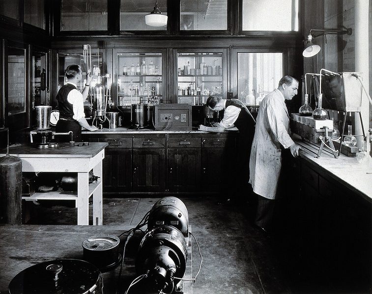 Estudantes de farmácia em aula prática de laboratório