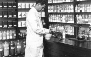 Técnico em farmácia em laboratório durante atividade prática