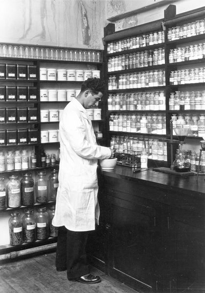 Técnico em farmácia em laboratório durante atividade prática