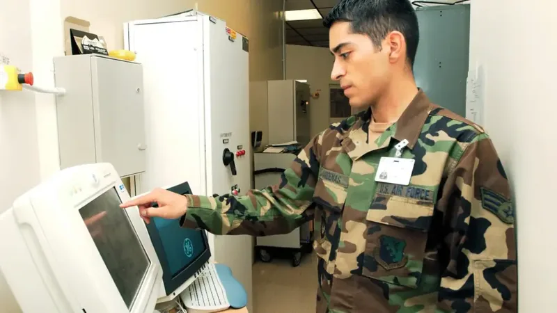 Curso técnico em Radiologia ou Enfermagem: comparação de formação e trabalho