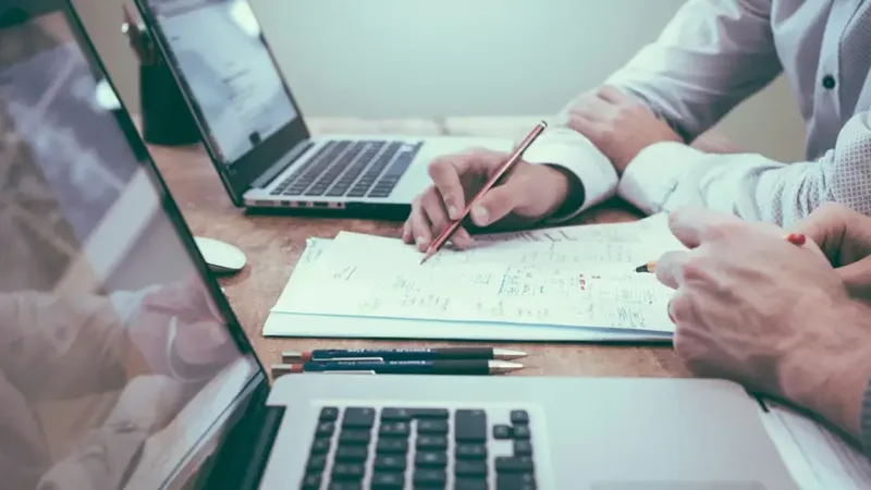 Imagem destacada para técnico em administração atuando em processos de licitação