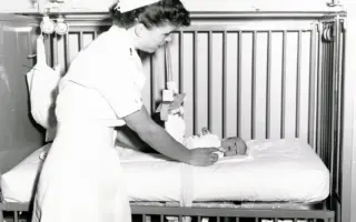 Técnico de enfermagem em atendimento pediátrico a um bebê em ambiente hospitalar