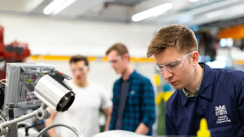 Imagem destacada: técnico em segurança do trabalho em ambiente industrial