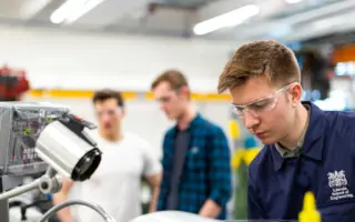 Imagem destacada: técnico em segurança do trabalho em ambiente industrial