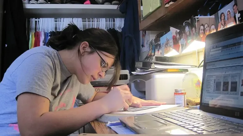 Pessoa estudando para a transição da certificação CPA-20 em uma mesa de estudos