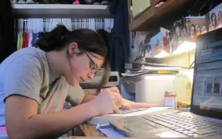 Pessoa estudando para a transição da certificação CPA-20 em uma mesa de estudos