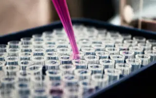 Imagem destacada: técnico em Química em laboratório