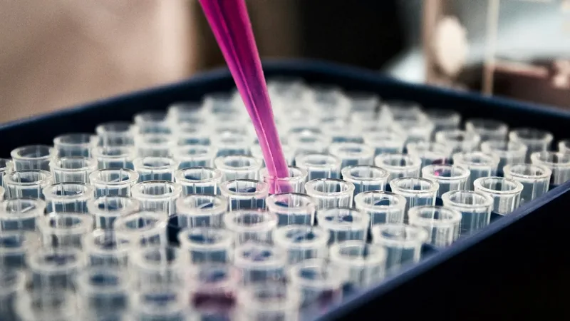 Laboratório com equipamentos para a profissão de técnico em Química