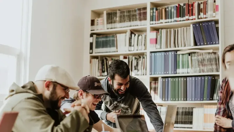 Imagem de curso técnico em Segurança do Trabalho online com estudante usando computador