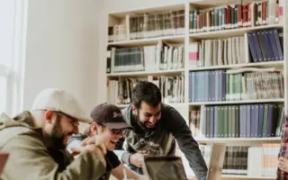 Imagem de curso técnico em Segurança do Trabalho online com estudante usando computador