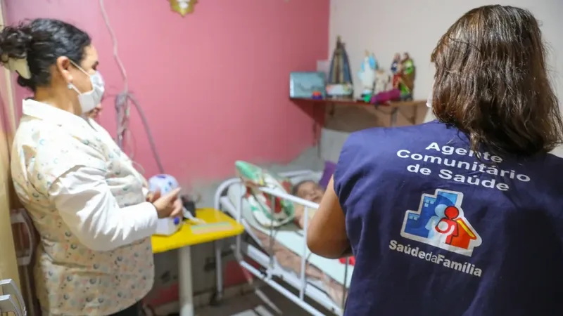 Agente comunitário de saúde em atendimento no sistema público de saúde