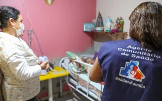 Agente comunitário de saúde em atendimento no sistema público de saúde