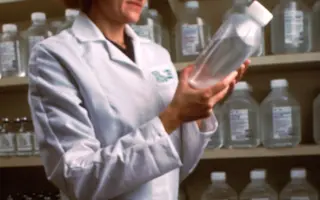 Imagem destacada de técnico em farmácia trabalhando em laboratório