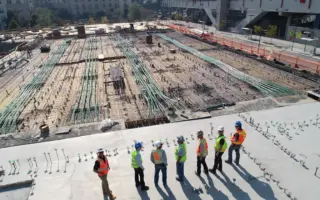 Técnico em Segurança do Trabalho em inspeção de obra com equipamento de proteção