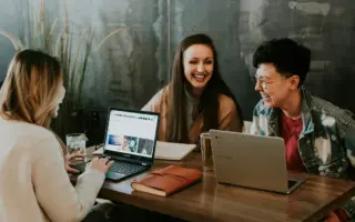 Curso preparatório para concurso de Técnico em Segurança do Trabalho: estudante revisando conteúdo