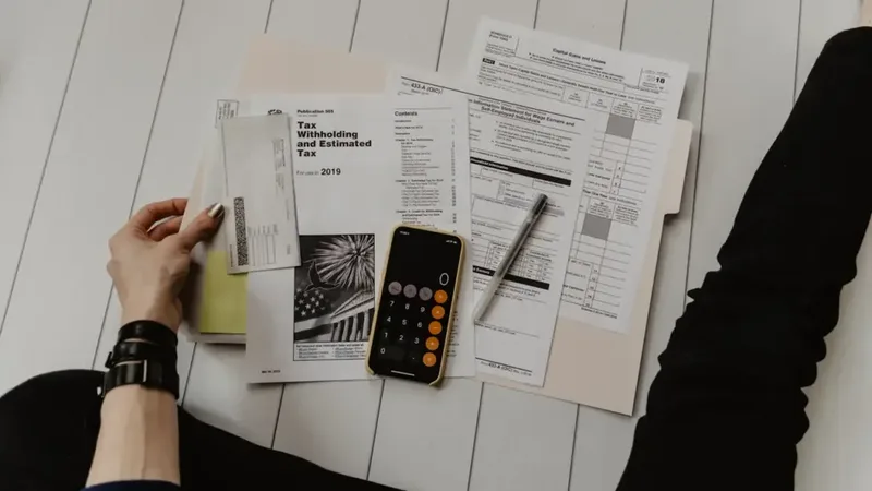 Curso técnico em Contabilidade com calculadora e documentos financeiros