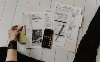 Curso técnico em Contabilidade com calculadora e documentos financeiros
