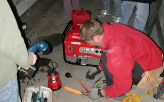 Técnico em Eletrotécnica trabalhando em um painel elétrico