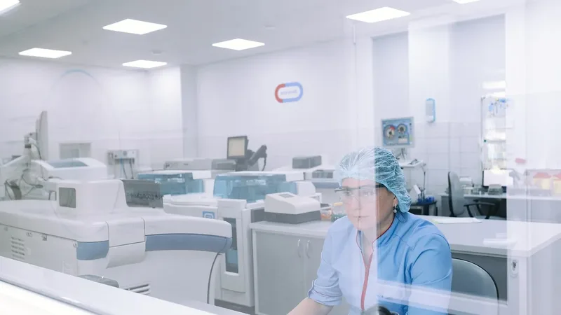 Profissional em laboratório para ilustrar o cargo de Fiscal Biomédico no concurso CFBM 2026