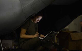 Curso técnico em Informática: requisitos e duração: imagem relacionada à formação e ao trabalho na área