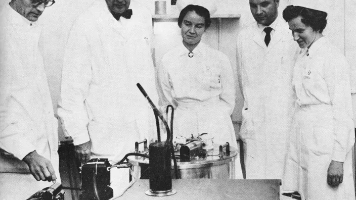 Equipamento de hemodiálise usado na rotina do técnico de enfermagem