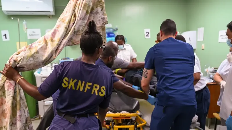 Técnico de enfermagem em atendimento no pronto-socorro hospitalar