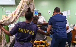 Técnico de enfermagem em atendimento no pronto-socorro hospitalar