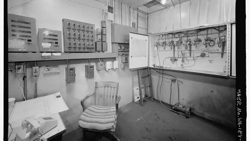 Instrumentação industrial com controles de ventilação e painel PLC em sala técnica