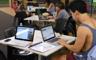 Mesa de estudo com laptop e material para preparação para concursos